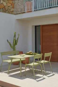 TABLE 143 X 80 CM