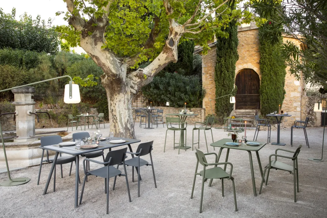 TABLE 143 X 80 CM